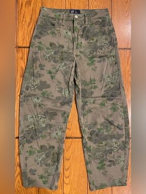 Gap Denim Green Floral Barrel Jeans, size 4/27